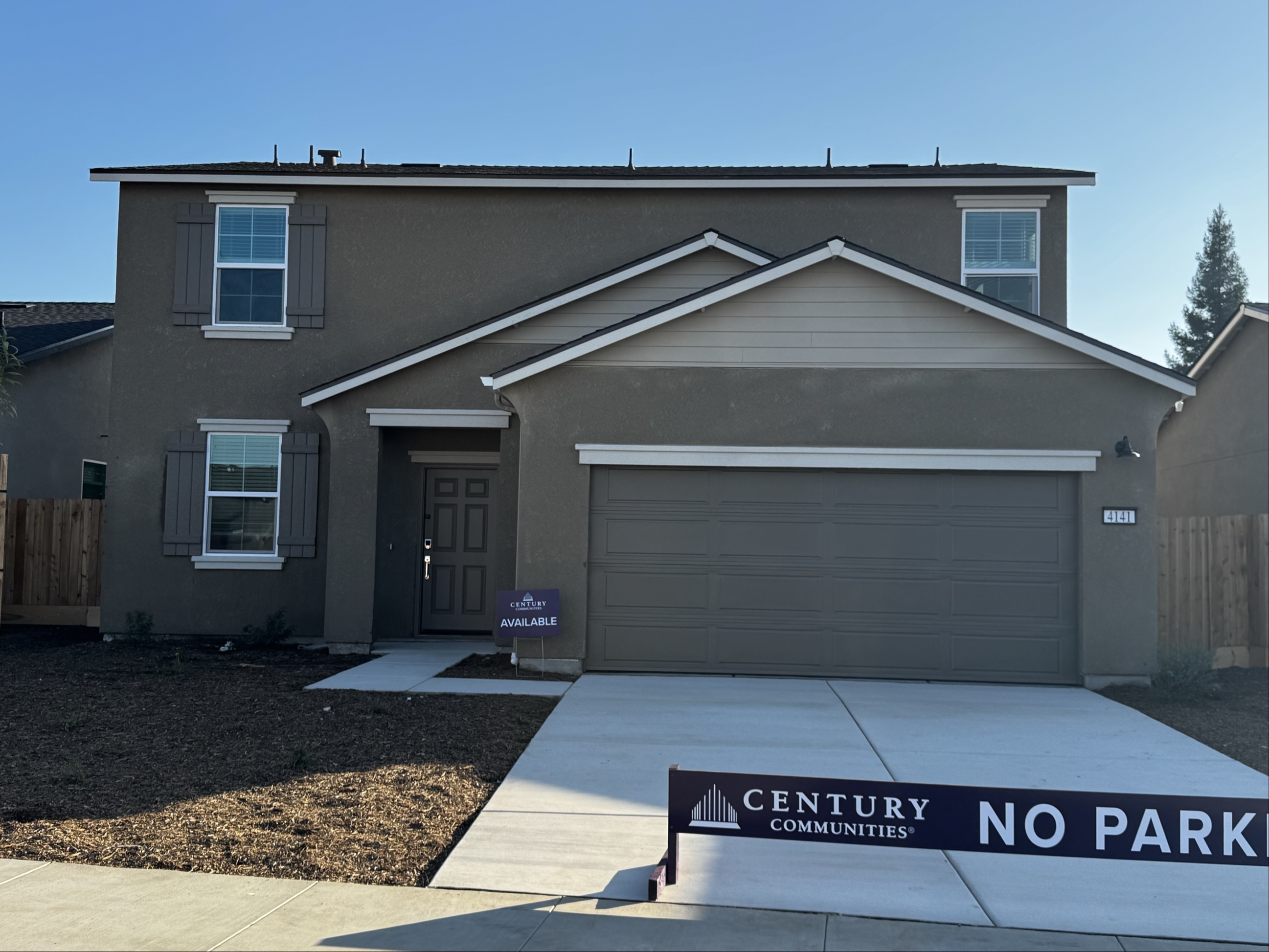 0020 4141 E. Magnolia Avenue