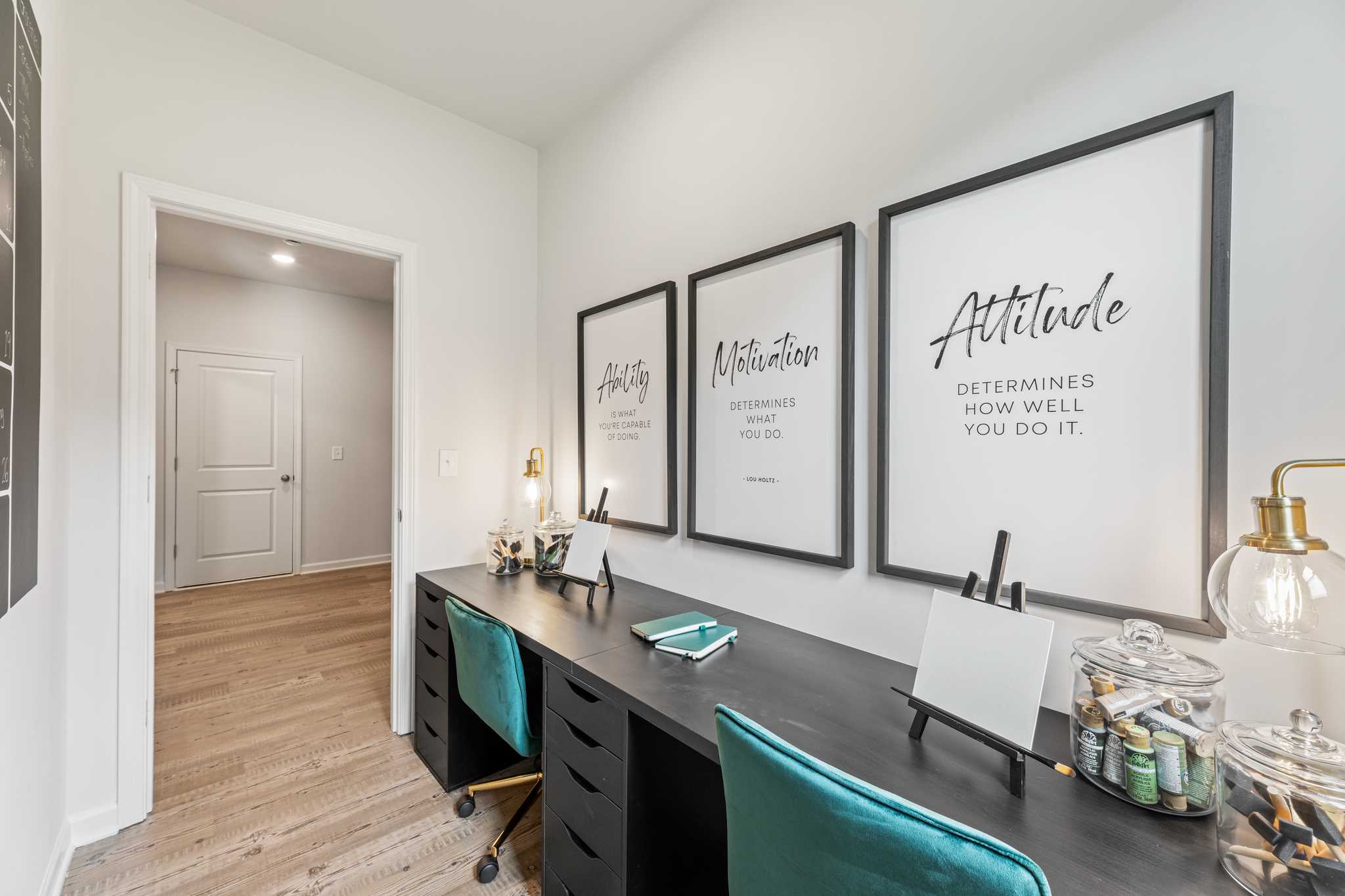 A room with a desk and chairs.