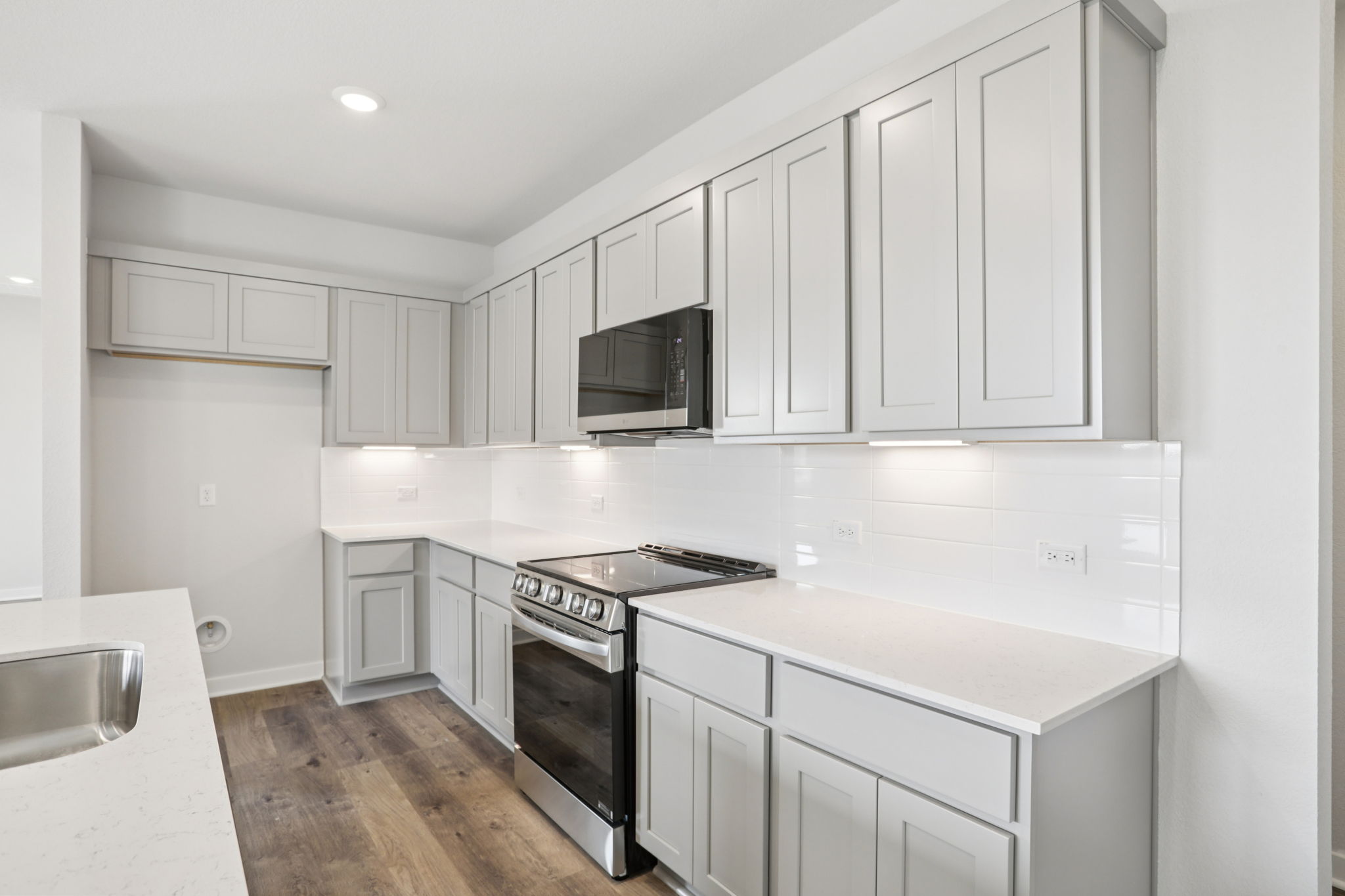 A kitchen with white cabinets.